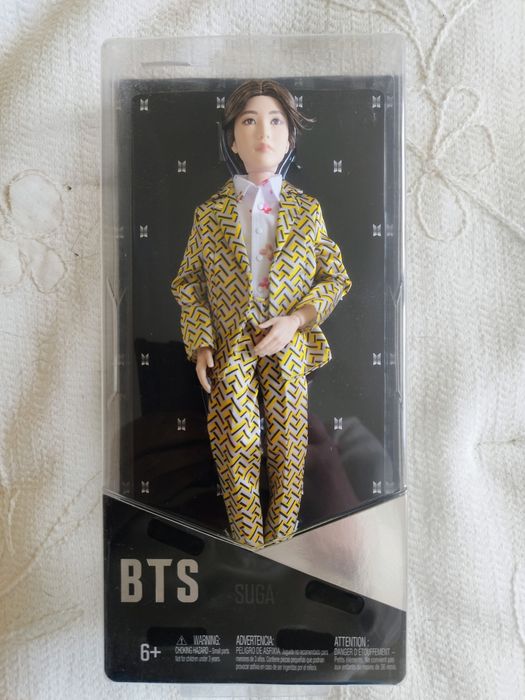 Boneca colecionável da banda BTS, fabricada pela Mattel. Apresenta um