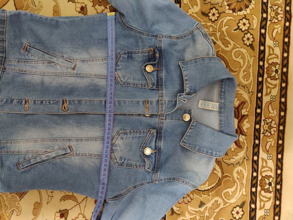 Джинсова куртка на дівчинку.