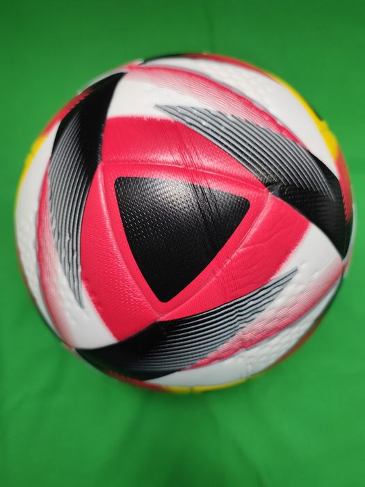 Футбольний м'яч безшовний