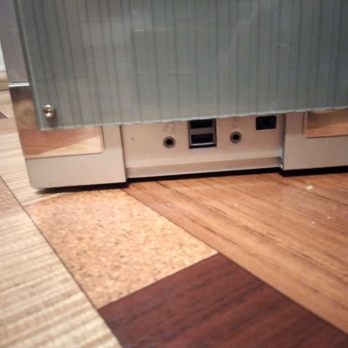 Корпус комп'ютера з кнопками і кабелями