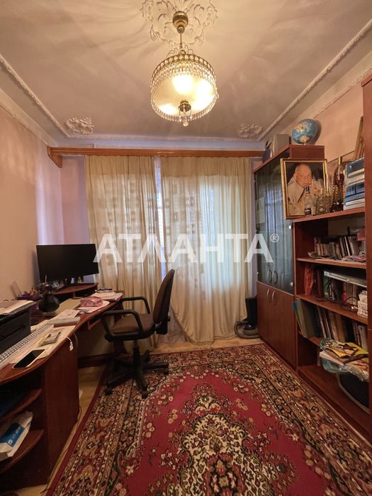 Трехкомнатная квартира с большой кухней студией