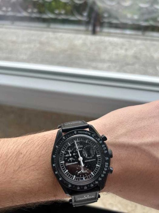 Omega x Swatch - Mission de phase de lune noire Snoopy - SO33B700