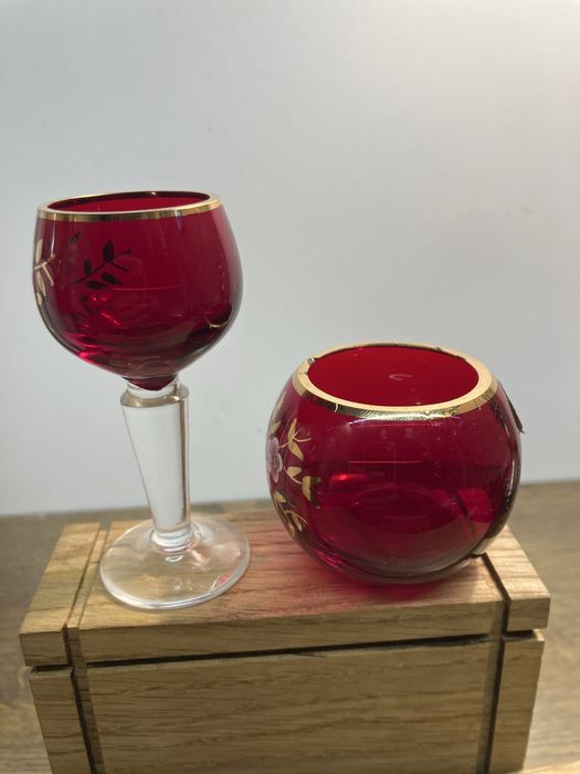 kieliszek bohemia glass czechoslovakia krwisto czerwony złocony, kwiat