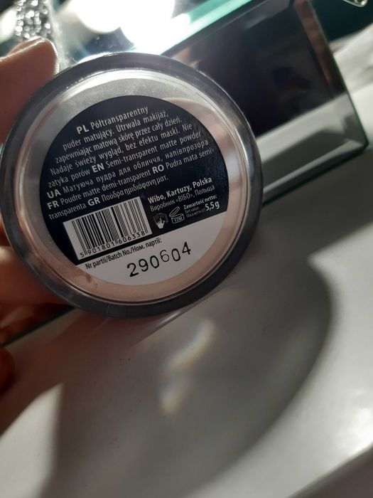 Puder półtransparentny wibo fixing powder.