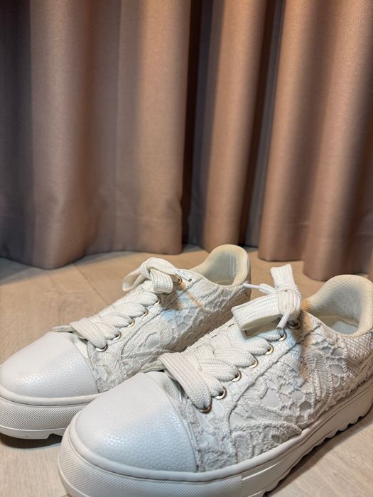 Białe sneakersy numeriś