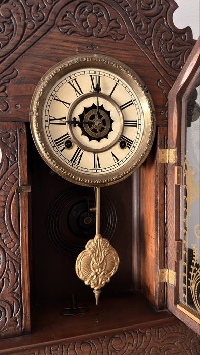 Relógio de Parede Antigo Waterbury Clock Company – Caixa Entalhada em Madeira