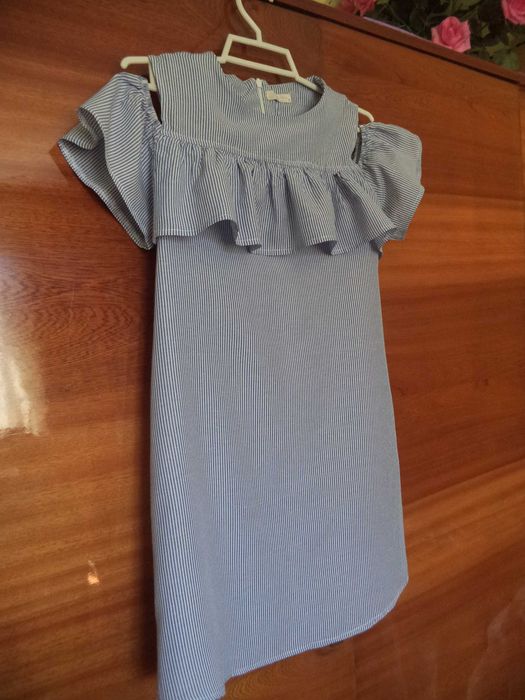 Платье х/б воздушное на 8-9лет, длина 68см в голубую полоску. Венгрия