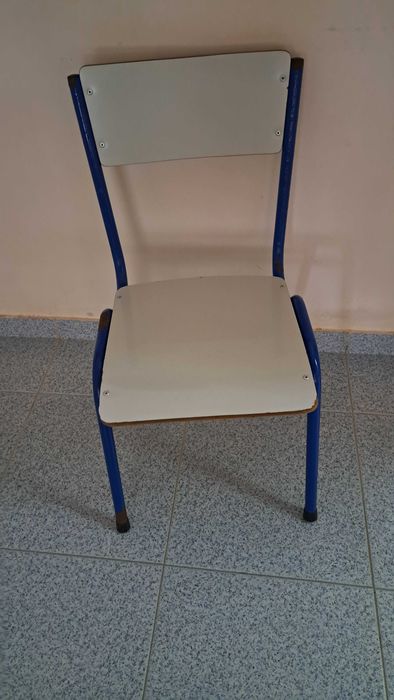 Cadeiras grandes e pequenas