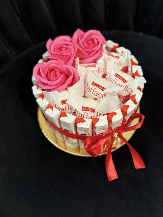 Tort ze slodyczy rafaello roze mydlane