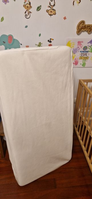 Berço + colchão + roupa + acessórios