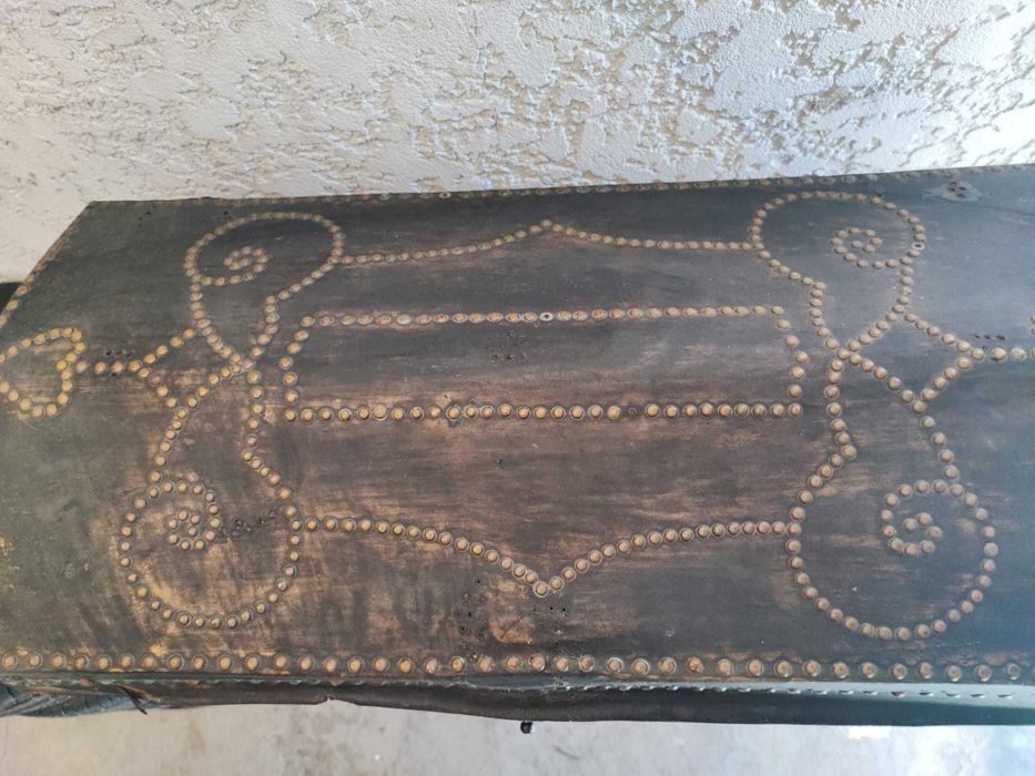 Báu antigo centenário de madeira forrado em pele