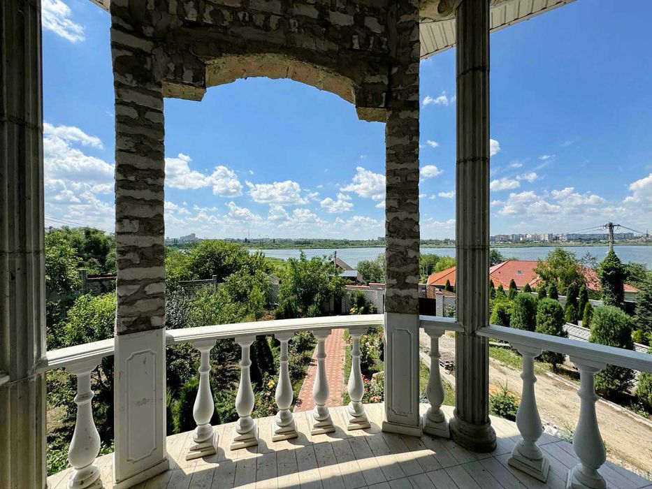 Продаю маєток з видом на річку, для великої родини. ц1