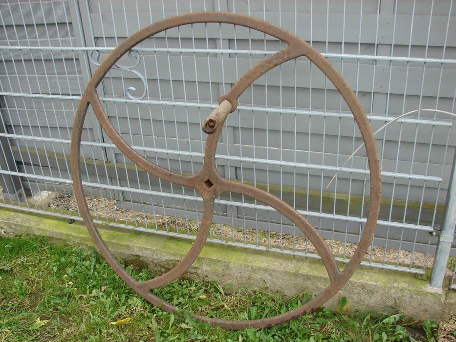 Stare koło koła żeliwne 116cm