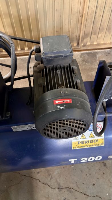 Compressor de ar CIATA T-200R 200L trifásico 3CV