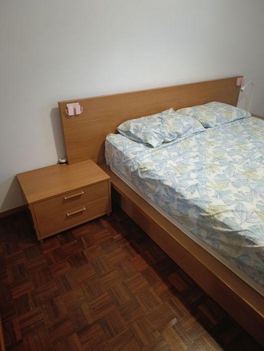 Cama de Casal em Madeira Maciça c/ Sommier Elevatório (Baú) + 2 Mesas de Cabeceira + Colchão