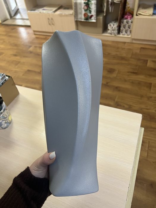 Ваза сіра, з блискітками. Висота 33 см.