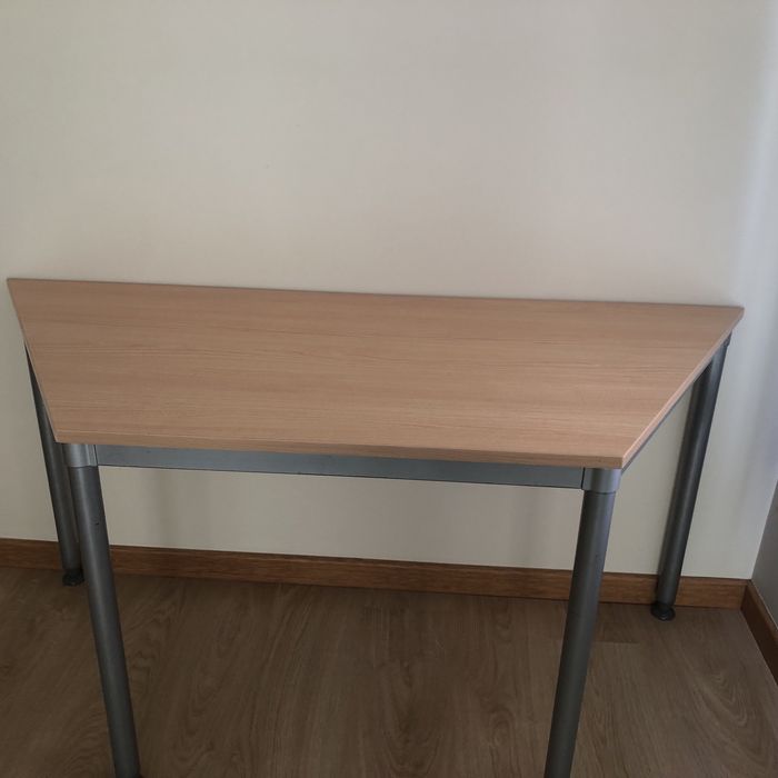 Secretária original e robusta