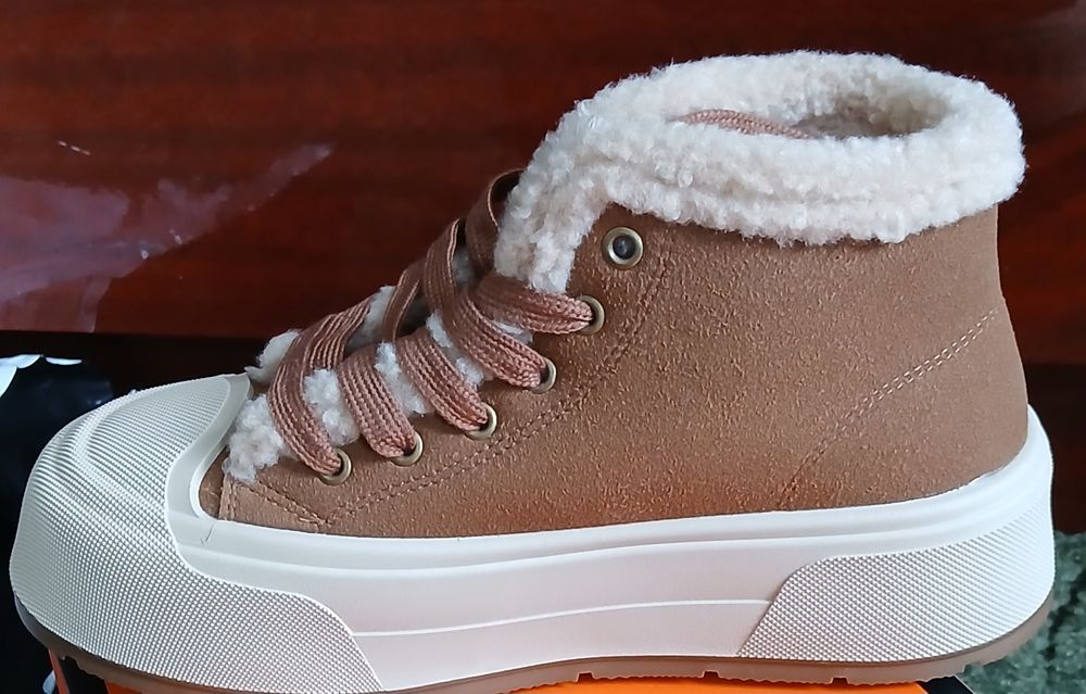 Продам женские  ботинки зимние