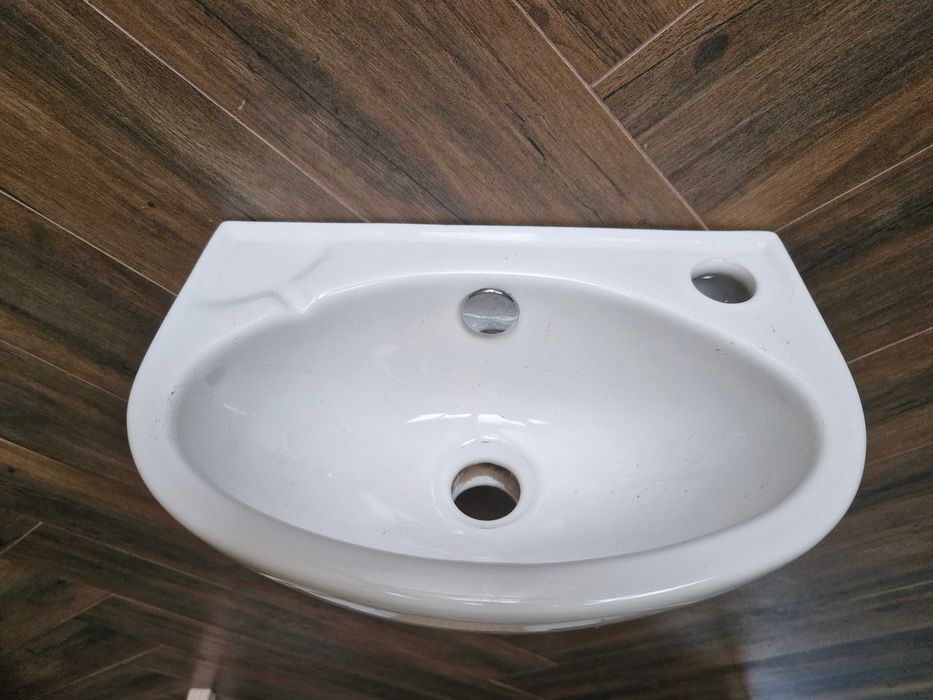 Umywalka ścienna ceramiczna GoodHome 36 x 23 cm