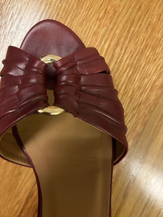 Sandalias muito elegantes de salto alto