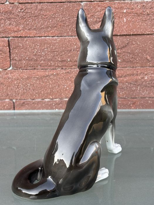 Figurka Psa(wysokiej klasy porcelana)wys 18 cm