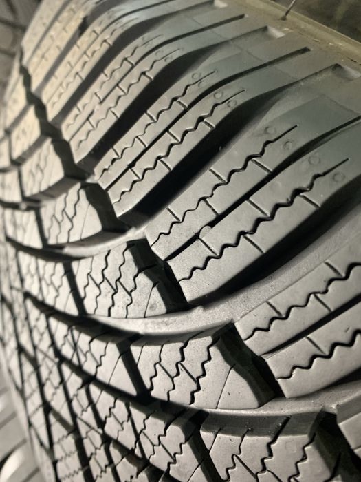 Шини б/у зимові 215/65 16 Bridgestone Blizzak LM005