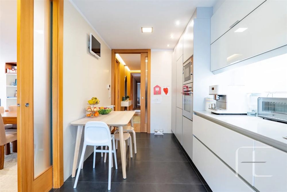 !!OPORTUNIDADE !!  Apartamento T3 como Novo. Box  para 2 carros