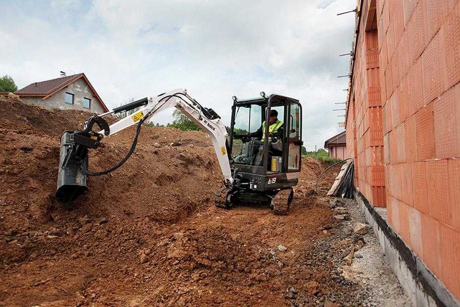Prace ziemne minikoparka z wiertnicą i młotem | Koparko-ładowarka