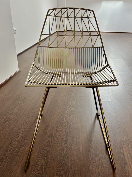 Cadeira em metal dourado