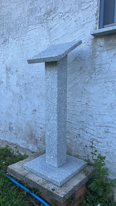 Púlpito em granito maciço