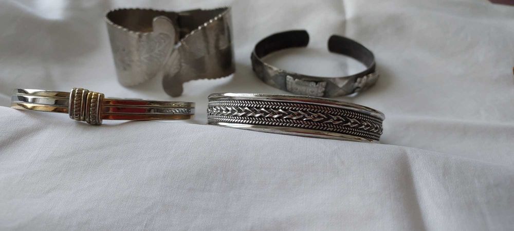 Anéis  pulseiras pregadeiras