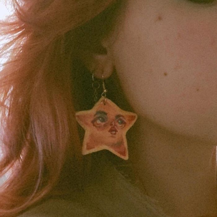 brincos estrela com rosto