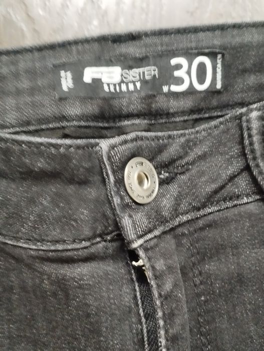 Czarne dżinsy skinny lampasy