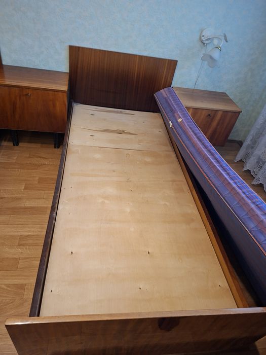 Спальня, кровать, тумбочка, трюмо, зеркало