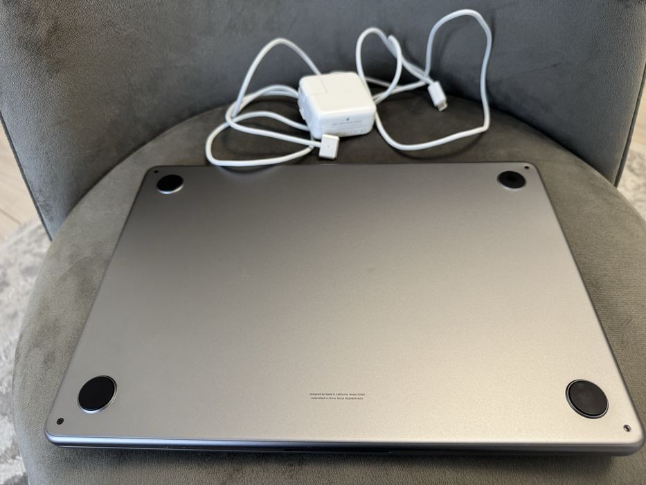 Macbook air m2 8 512 gb.