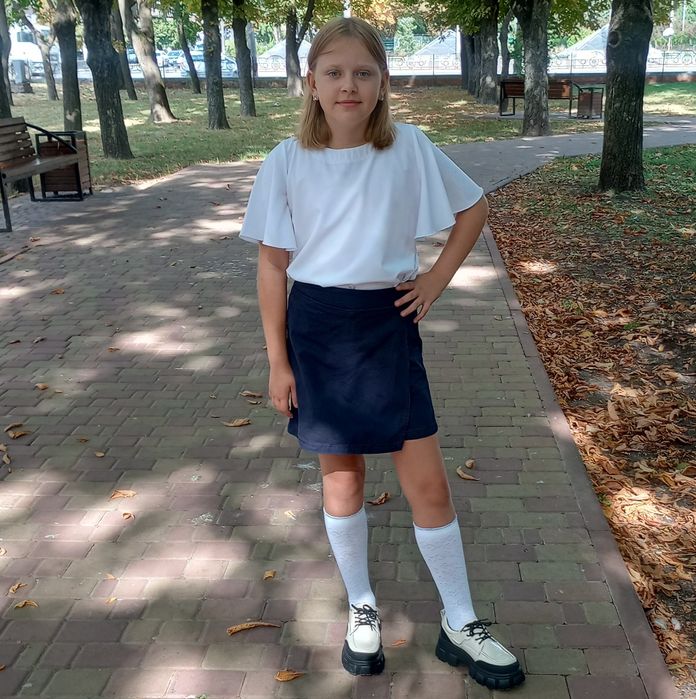 Біла блузка на дівчинку
