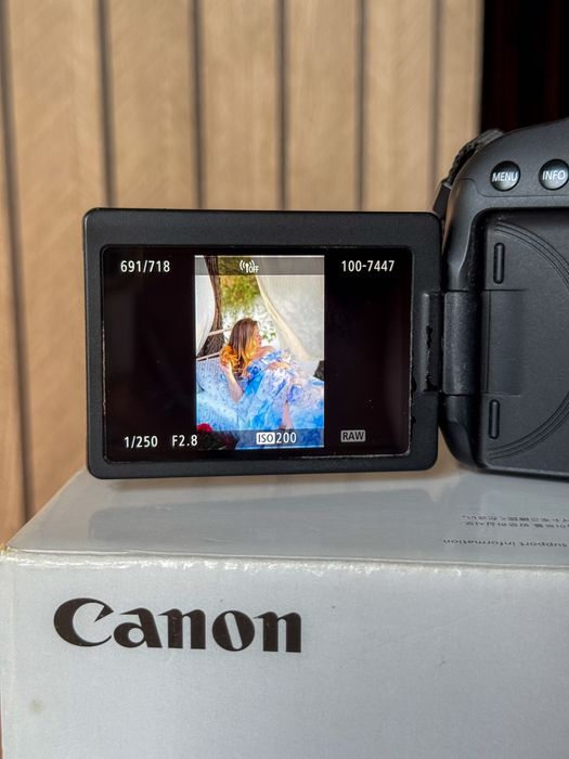 Продам фотокамеру canon EOS 800D
