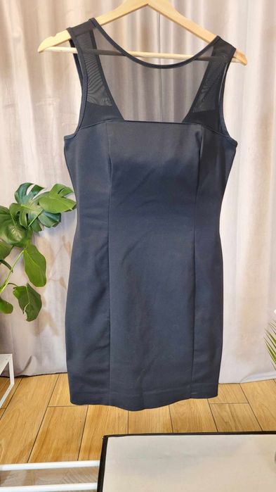 Mała czarna na siateczkowych ramiączkach