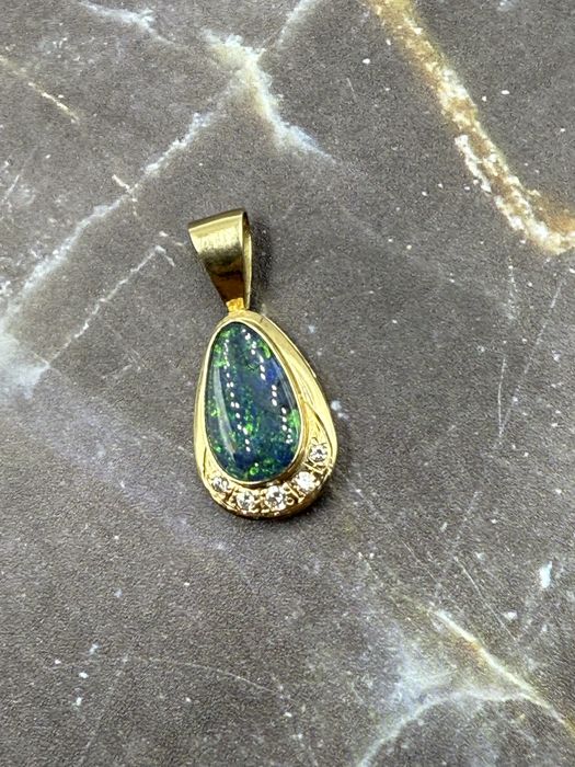 Piękny złota przywieszka, próba 585, 5 x brylant, opal australijski