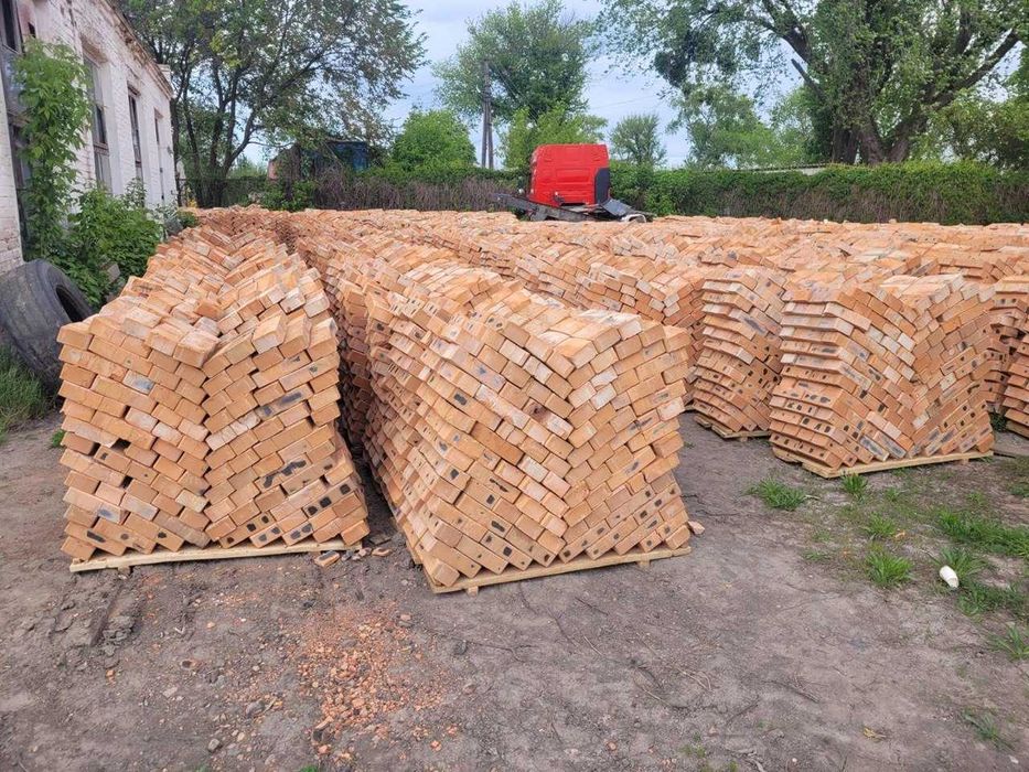 Глиняна пластичного формування цегла  марок М100-М200