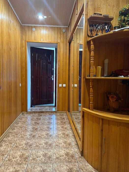 Продаж просторого будинку з ремонтом, автономією та гаражем у будівлі!