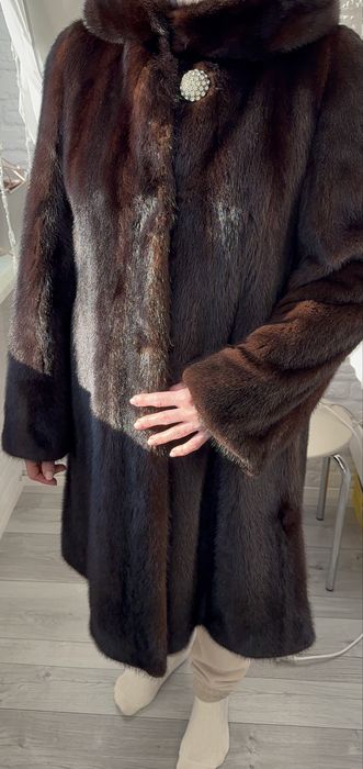 Шуба  норкова з  капюшоном нижче коліна  б/у