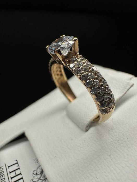 Золота каблучка з фіанітами