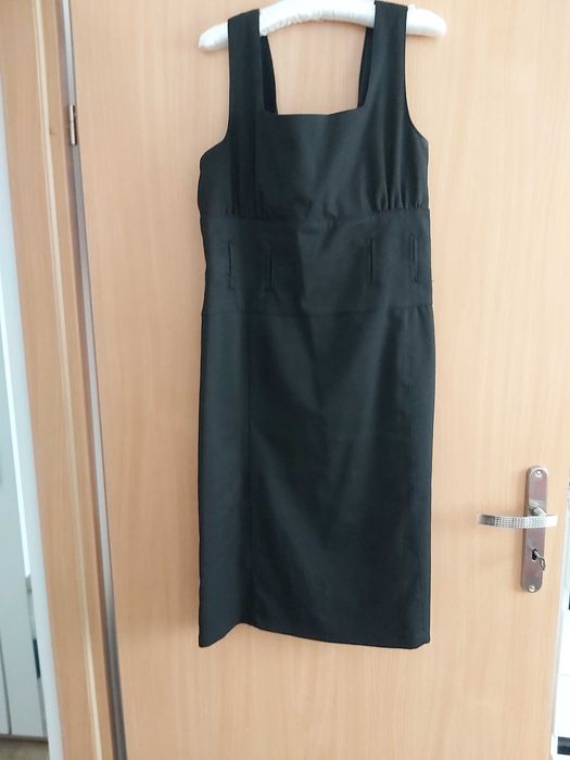 Mała czarna prosta elegancka 42 44 wyszczuplająca na ramiączkach