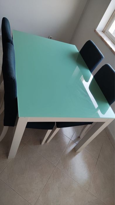 Mesa de jantar extensível + 4 cadeiras