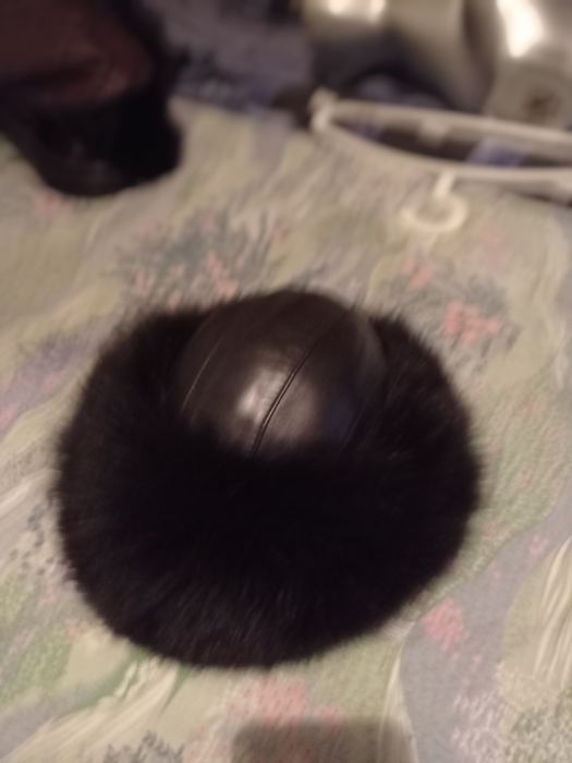 Кожаная шапка с мехом