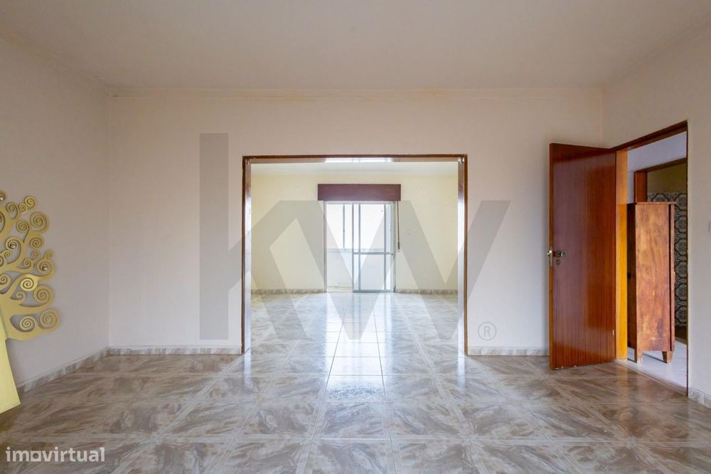 Oportunidade de Investimento - Moradia com 2 Frações + Anexo e Quintal