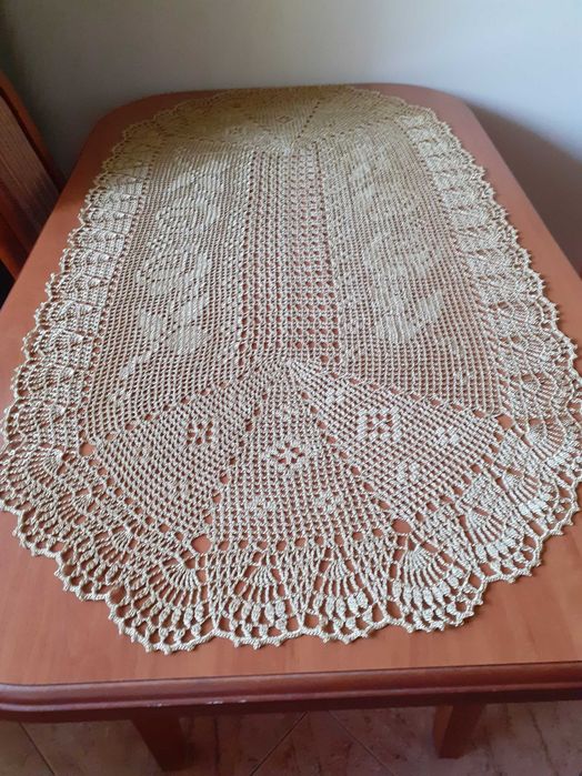 Bieżnik na ławę lub stół w kolorze  starego  złota.