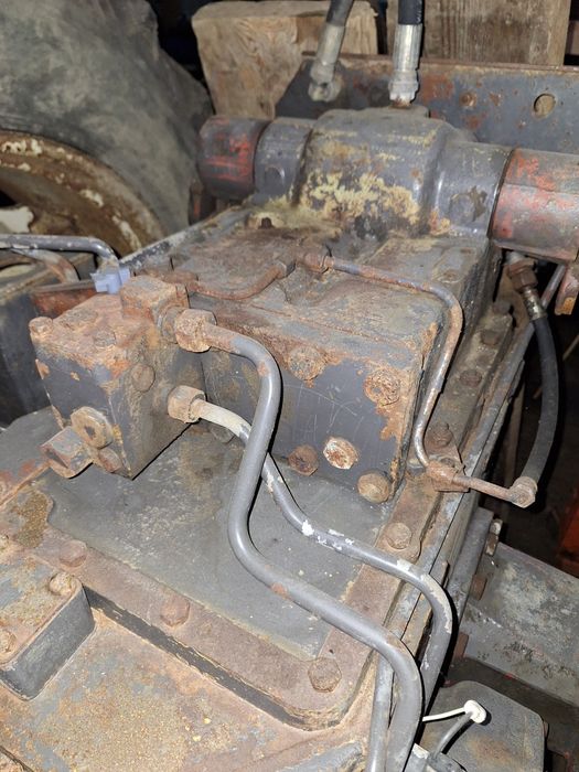 Rozdzielacz podnośnika Renault 681