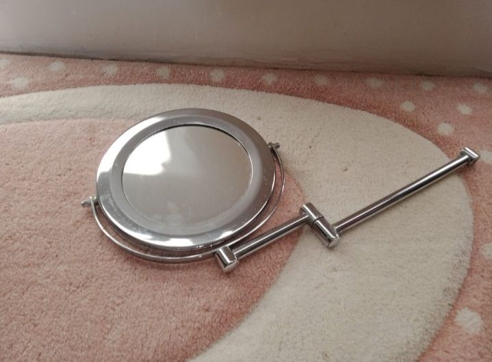 Зеркало косметическое.